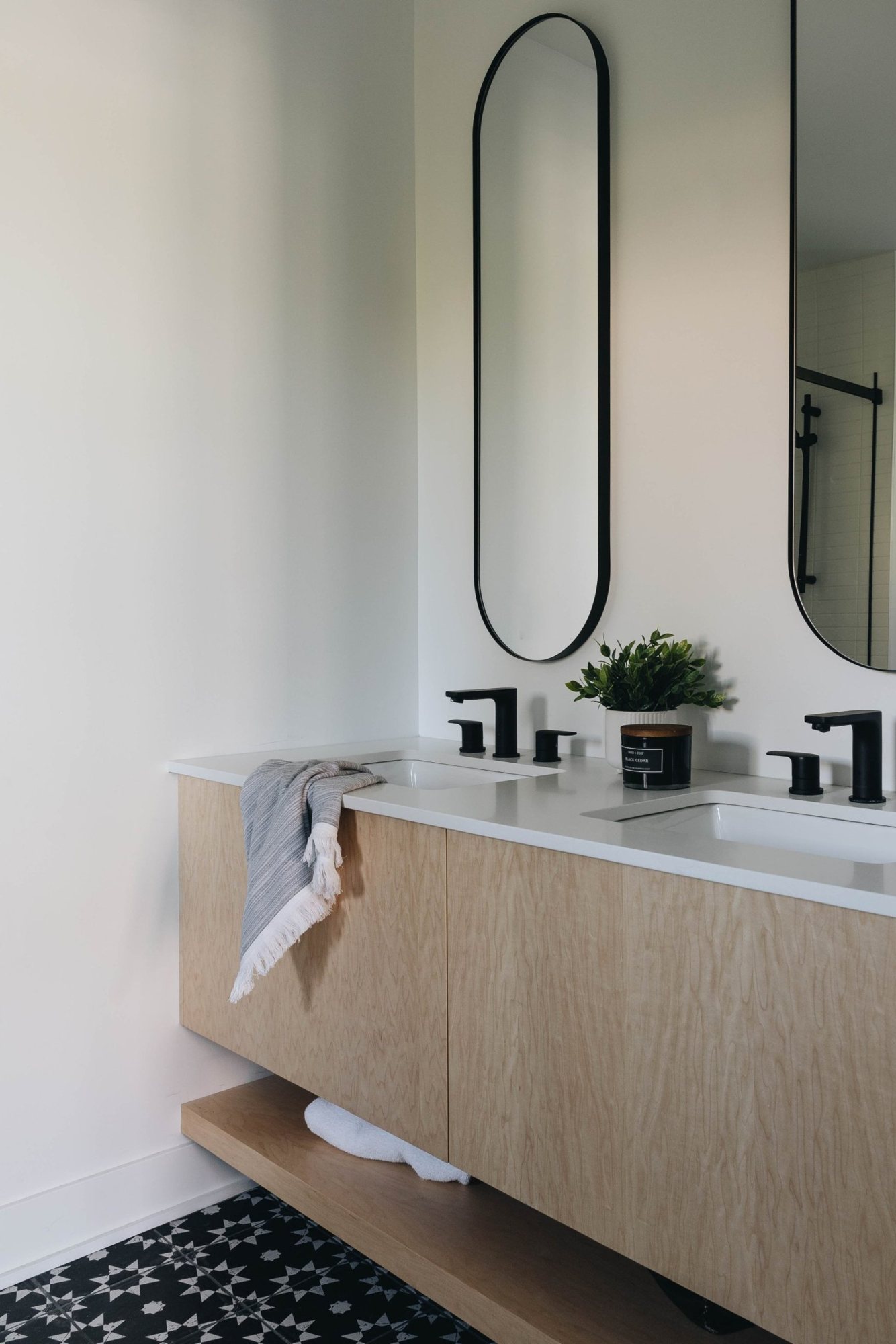 Vanité flottante en érable et miroirs ovales noirs