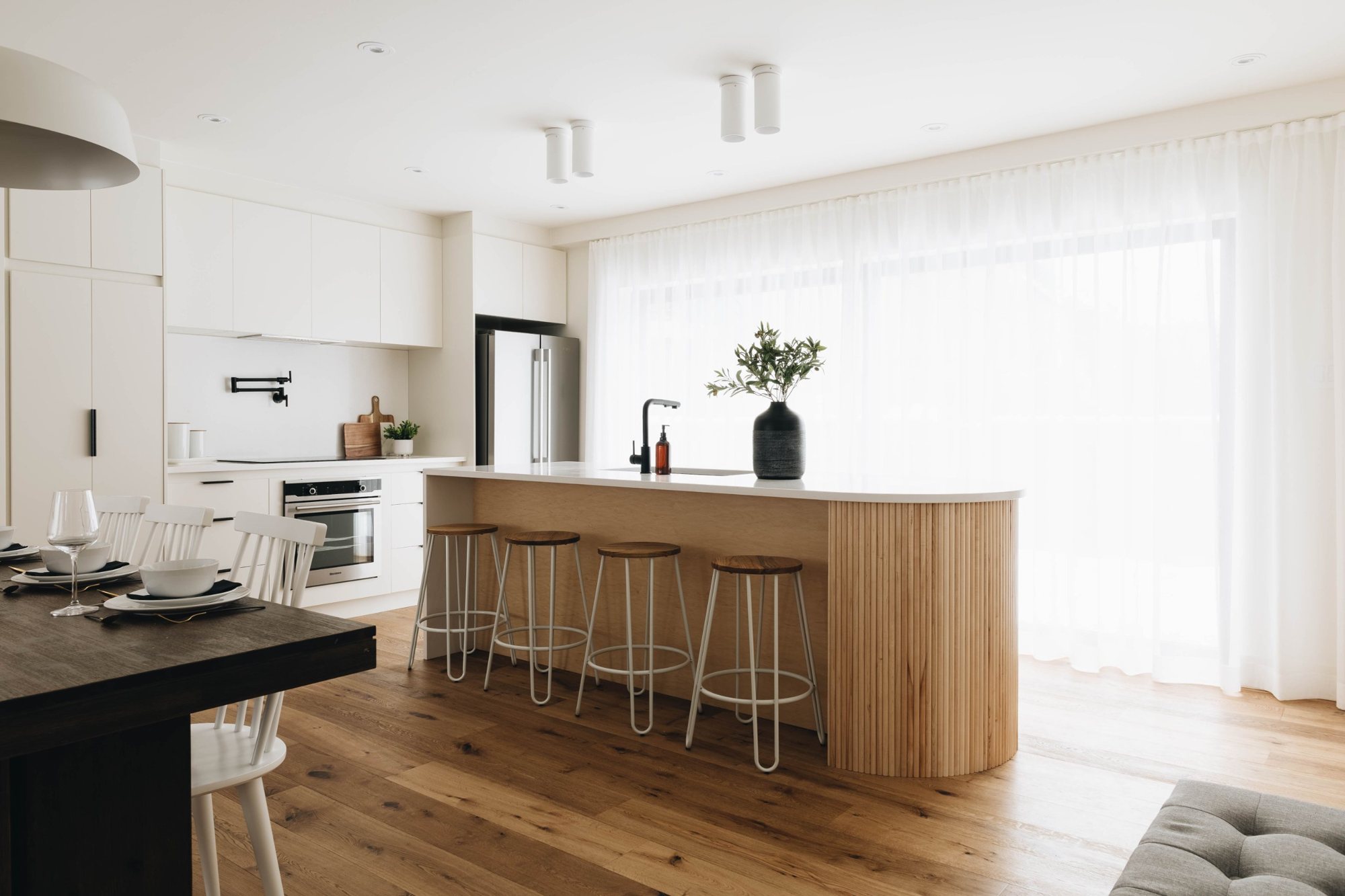 Cuisine avec îlot arrondi en lattes de bois, projet Villeray