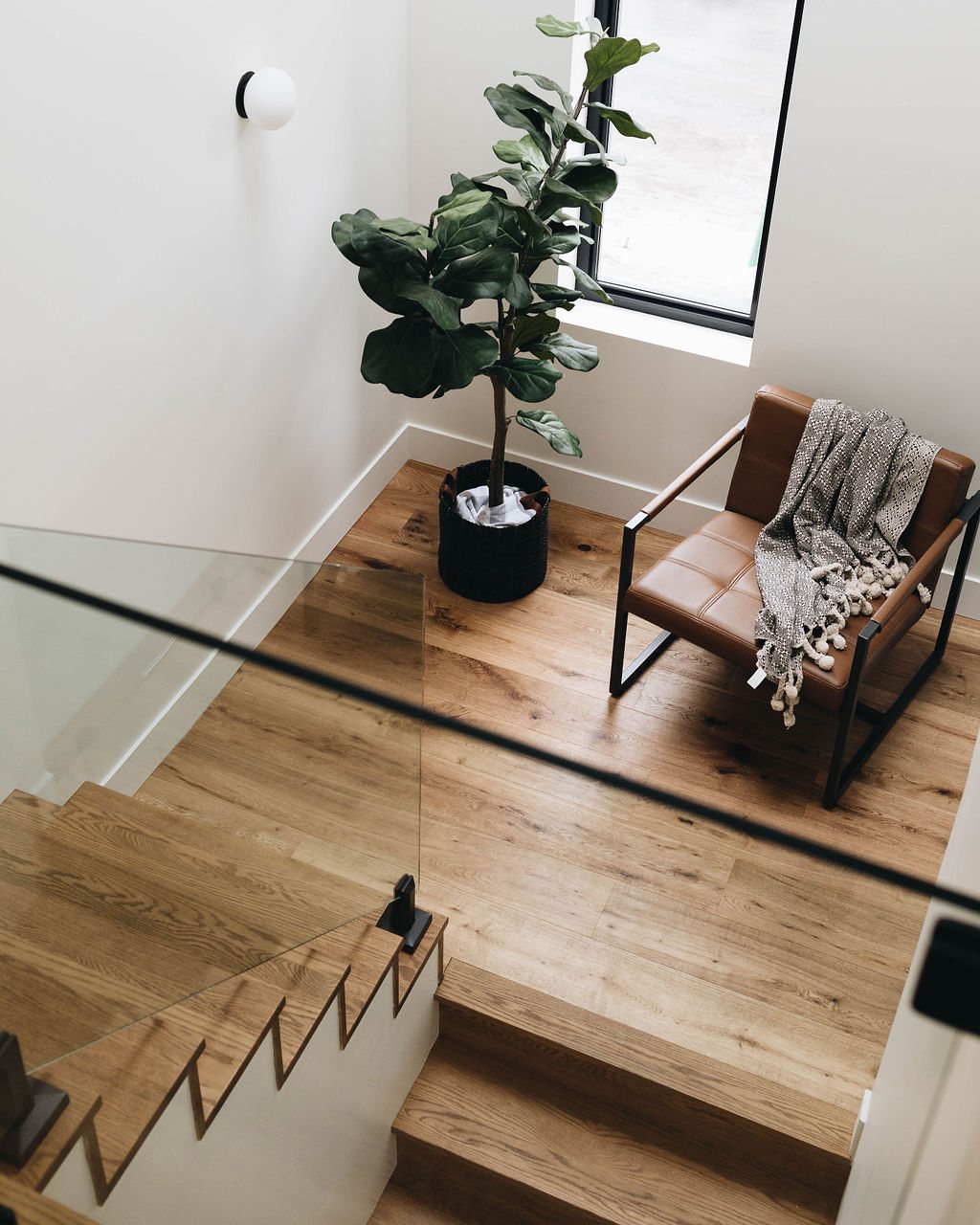 Palier avec fauteuil en cuir et plante