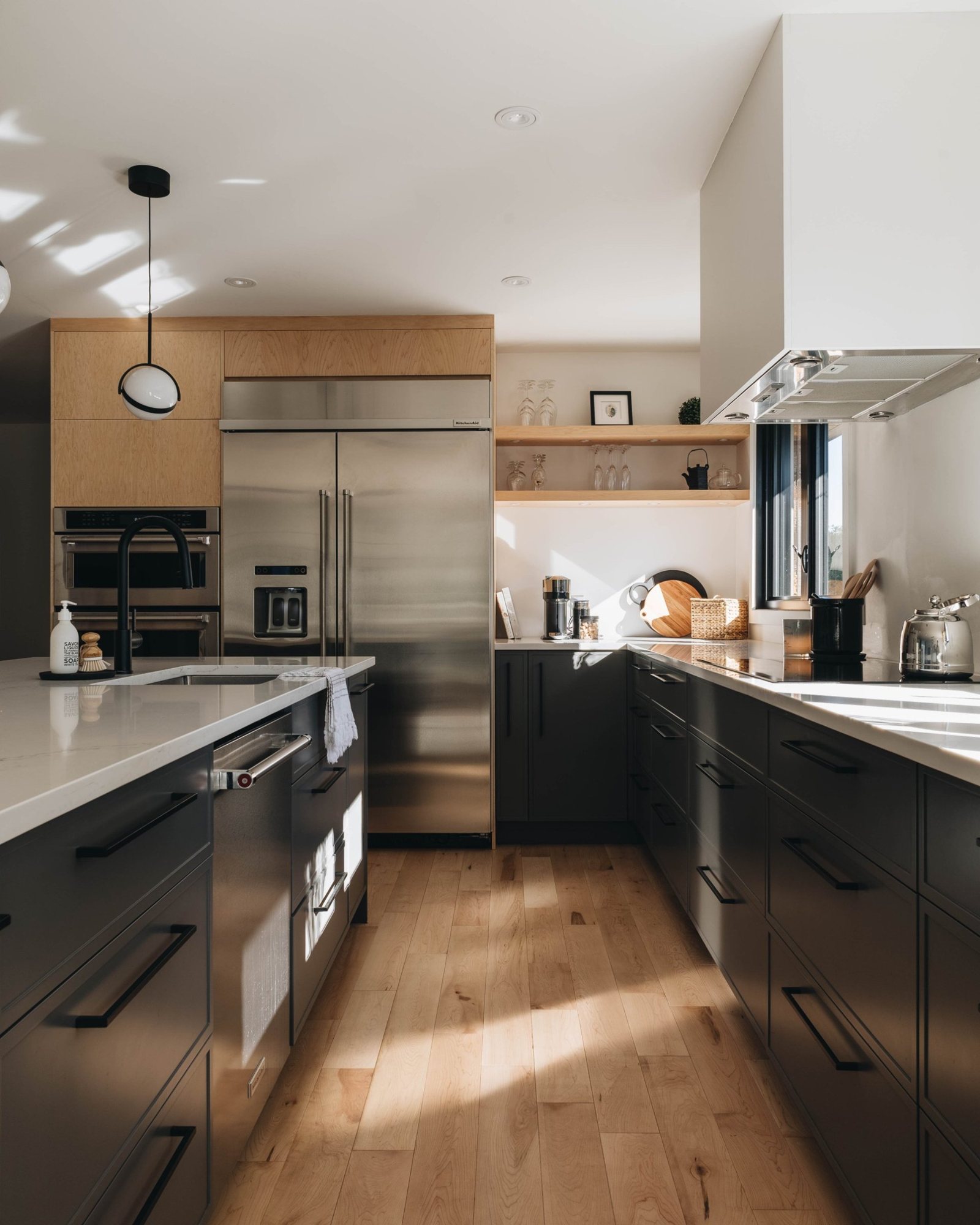 Allée de cuisine, armoires charbon et tablettes en érable