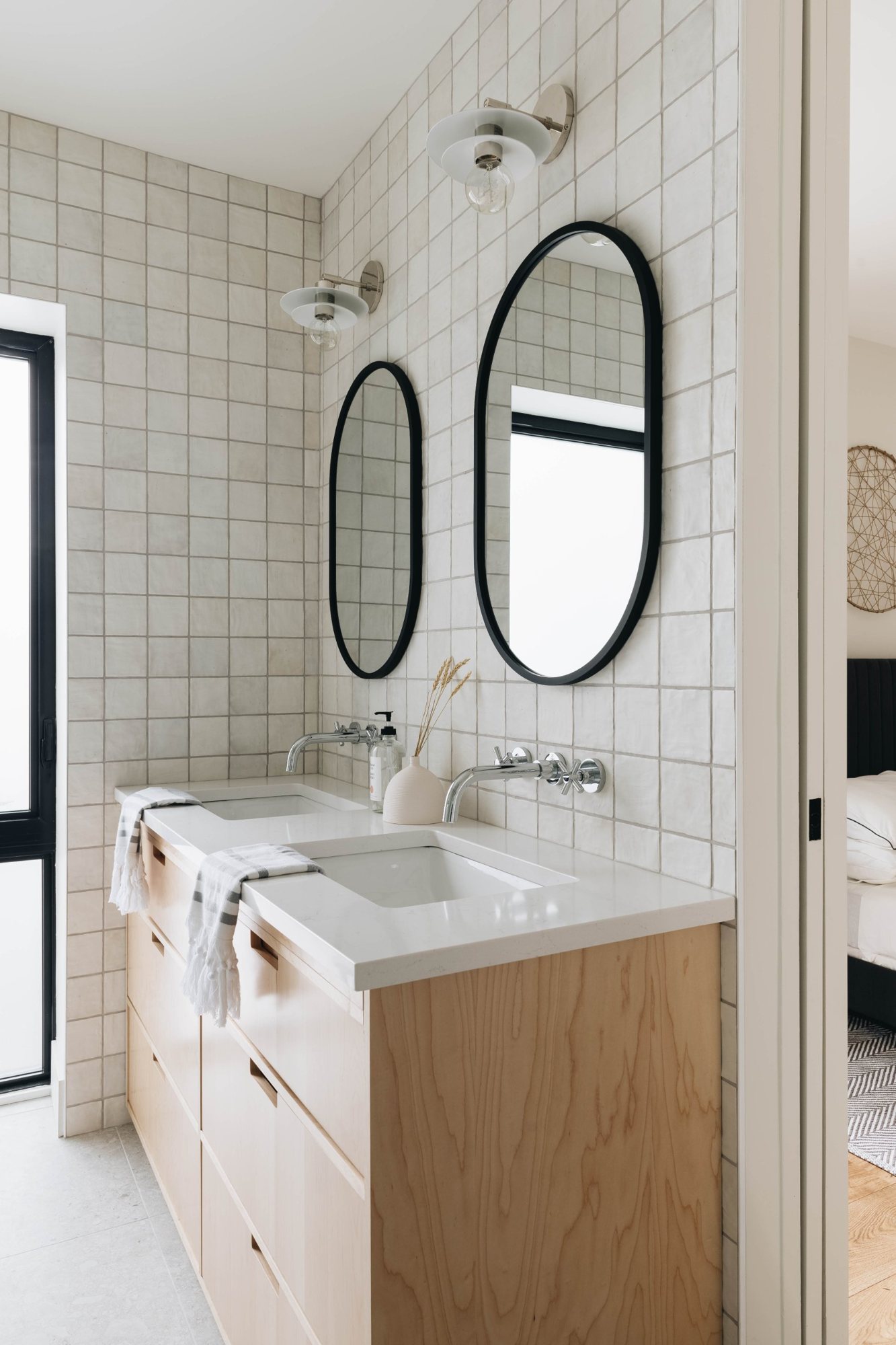 Double vanité en bois et miroirs ovales