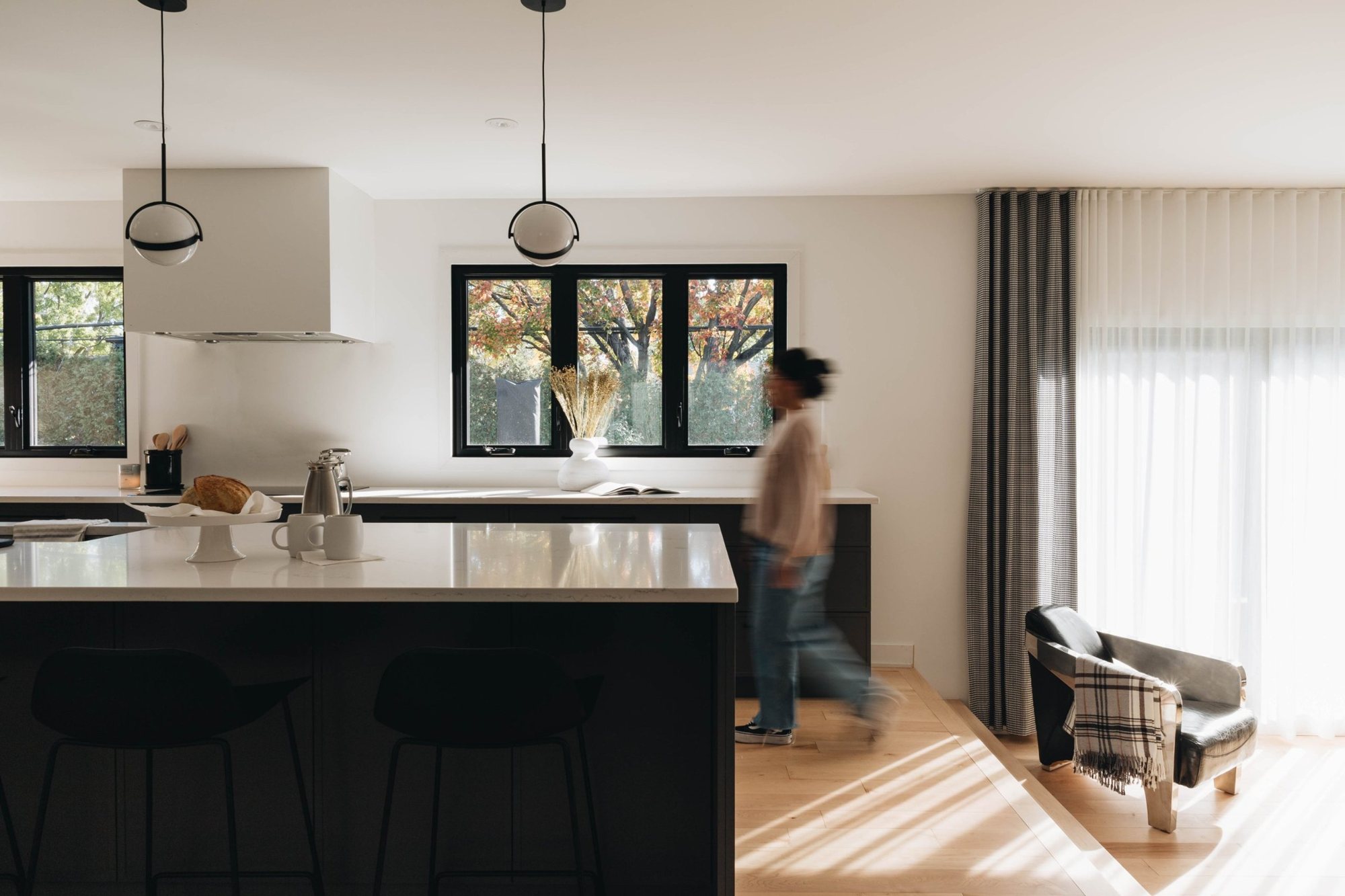 Vue d'ensemble de la cuisine et du plancher d'érable