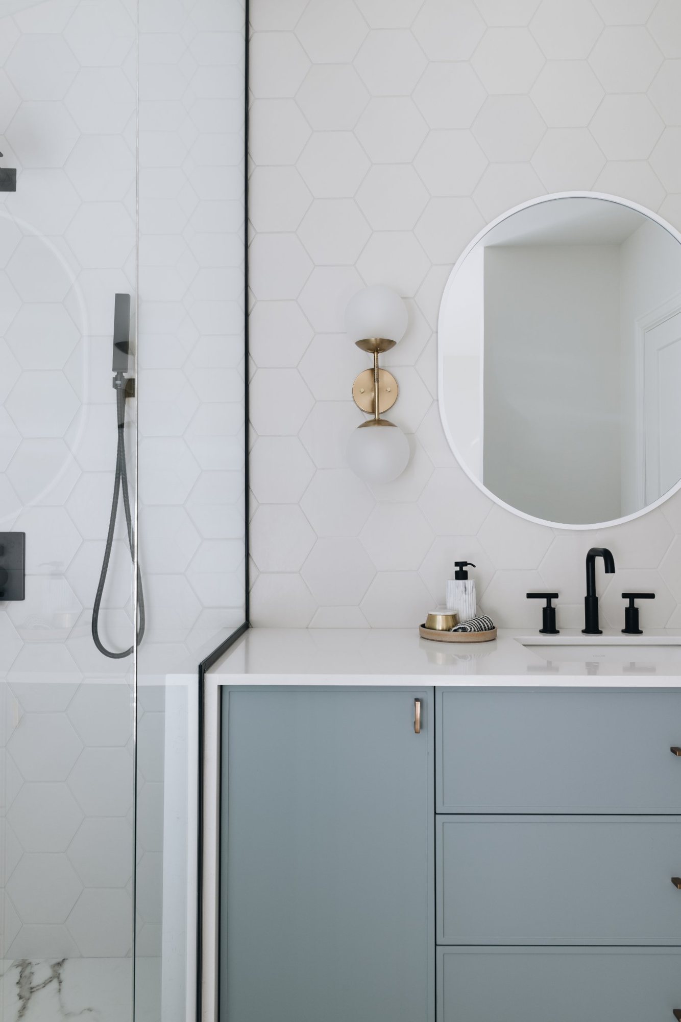 Salle de bain avec vanité en bois, comptoir gris et appliques noires, projet Surrey