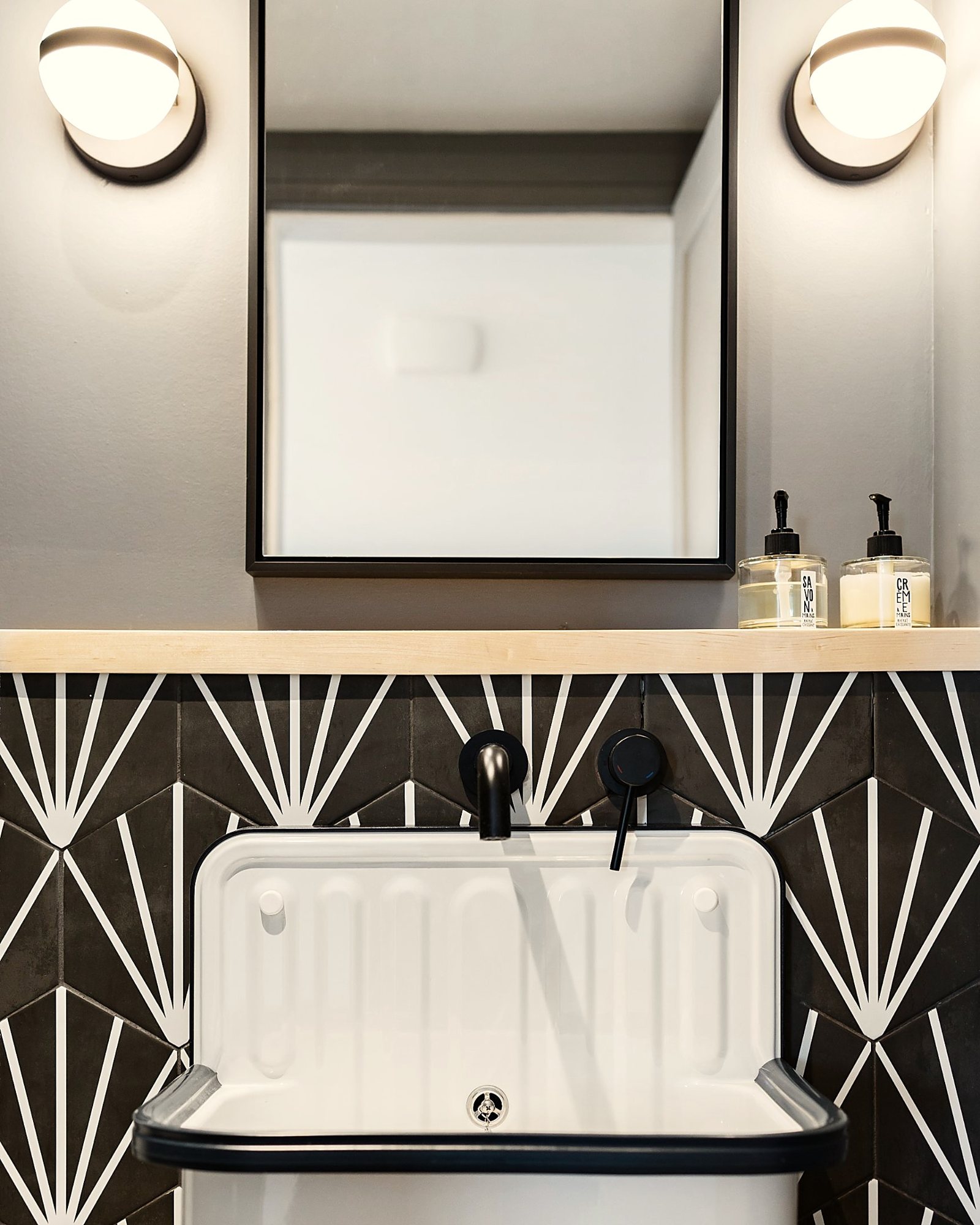 Salle d'eau avec carreaux graphiques noir et blanc