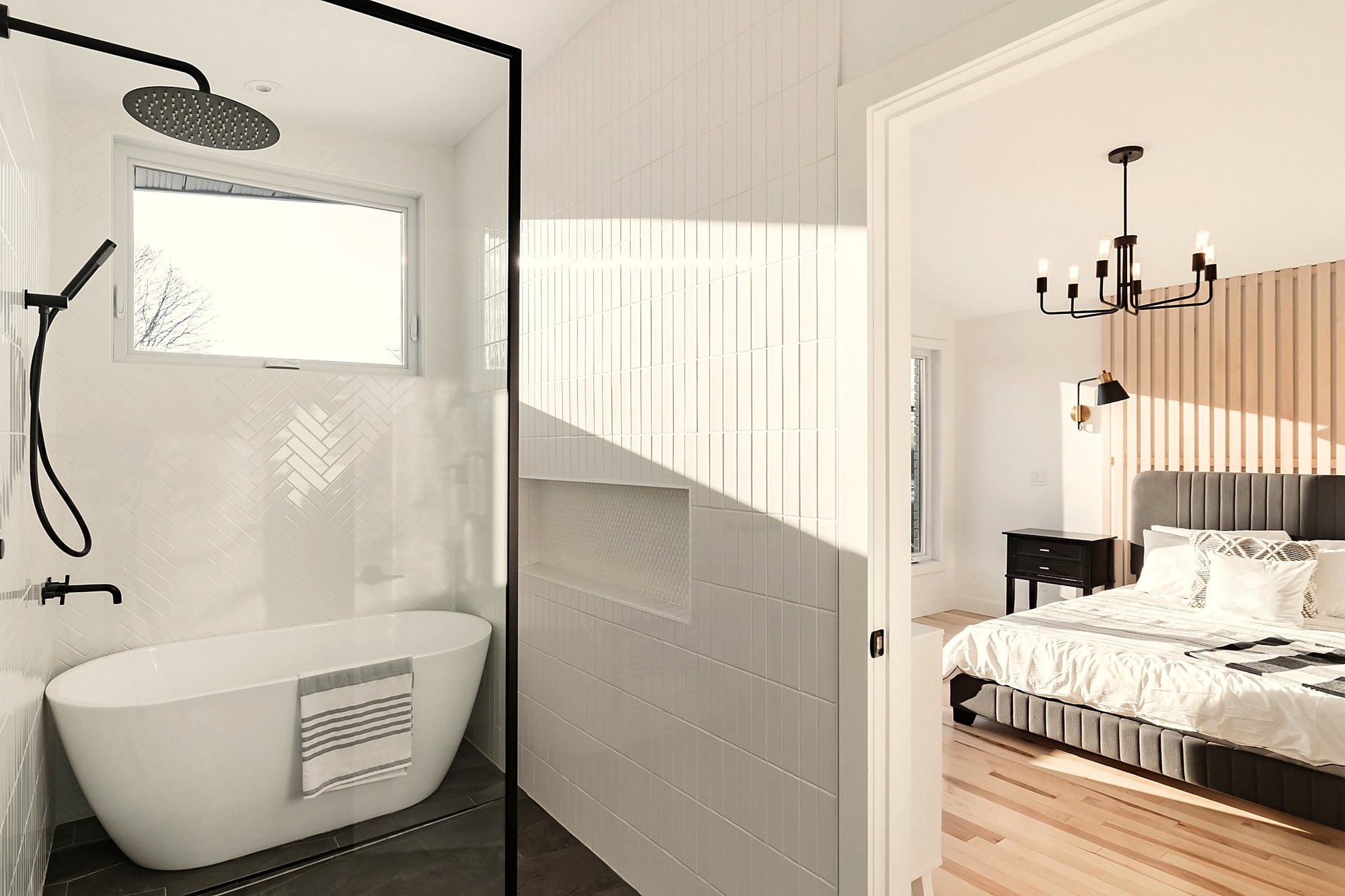 Salle de bain ouverte sur la chambre principale
