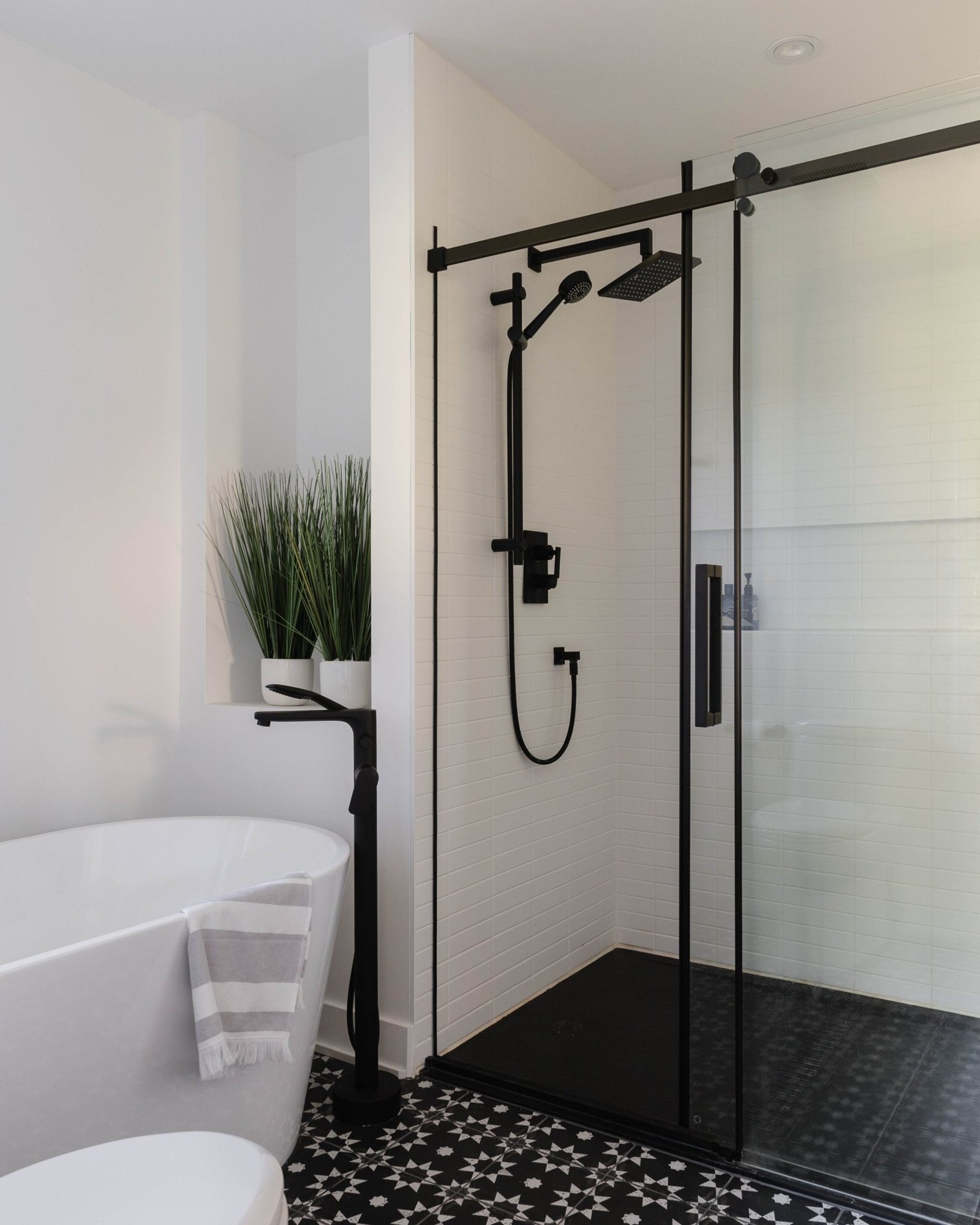 Douche vitrée noire et céramique à motifs