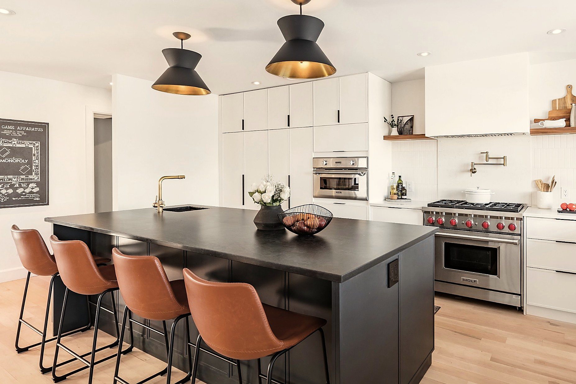 Cuisine avec îlot noir et tabourets cognac, projet RDP