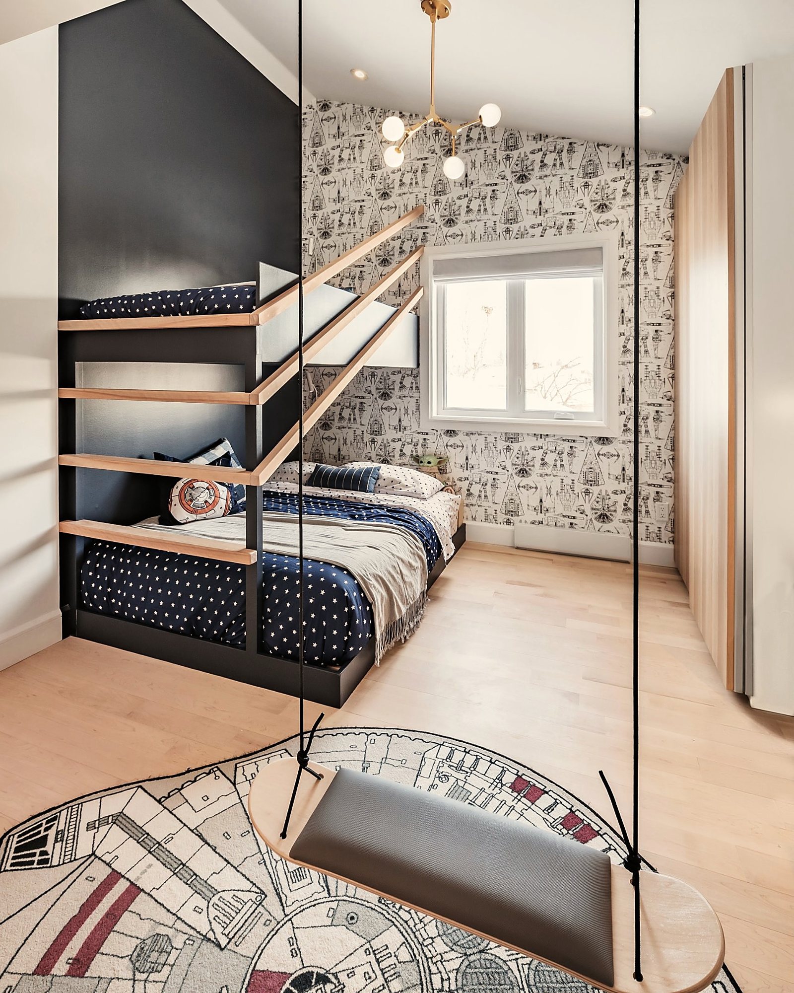 Chambre d'enfants avec lits superposés sur mesure et balançoire