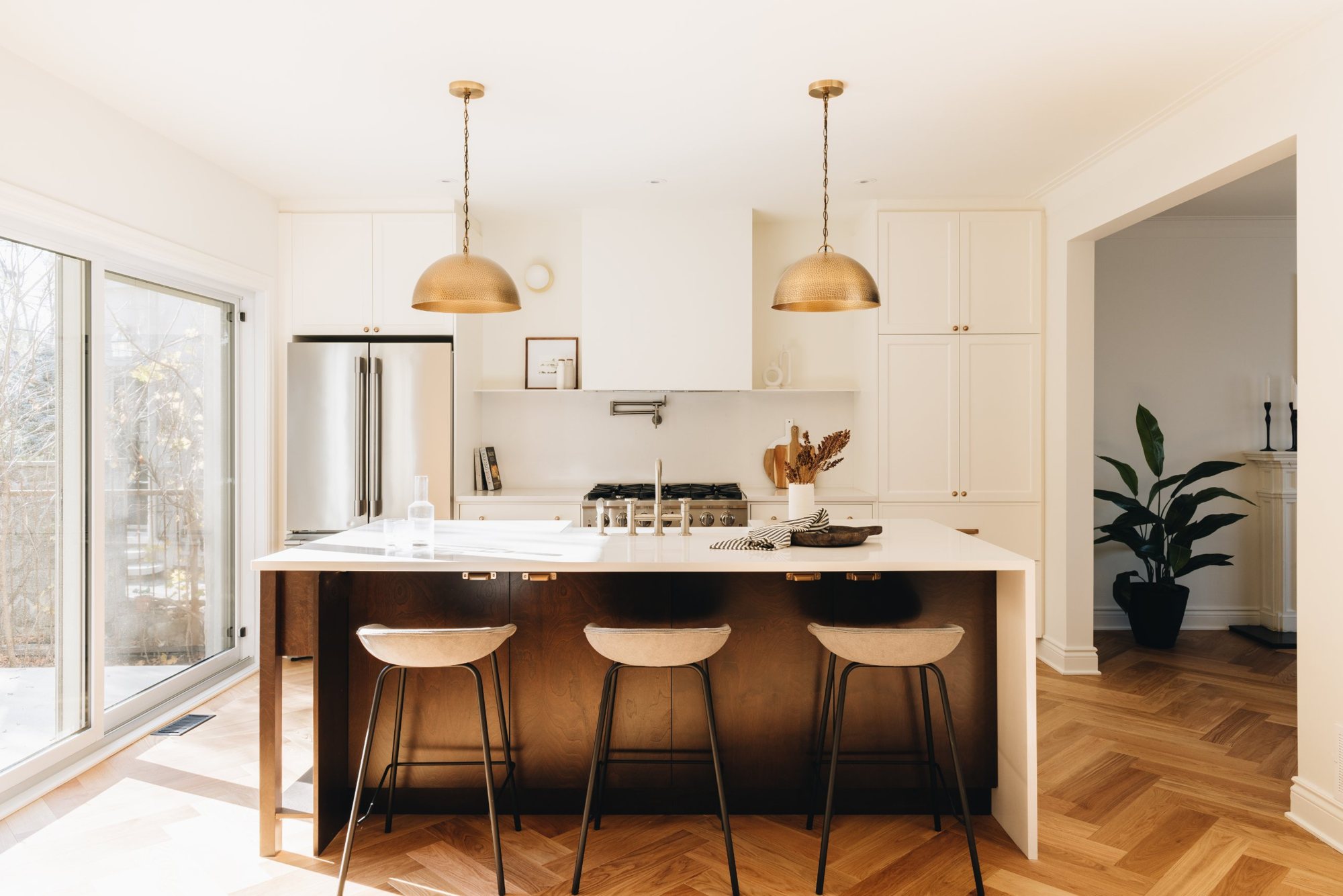 Cuisine blanche avec suspension en laiton martelé