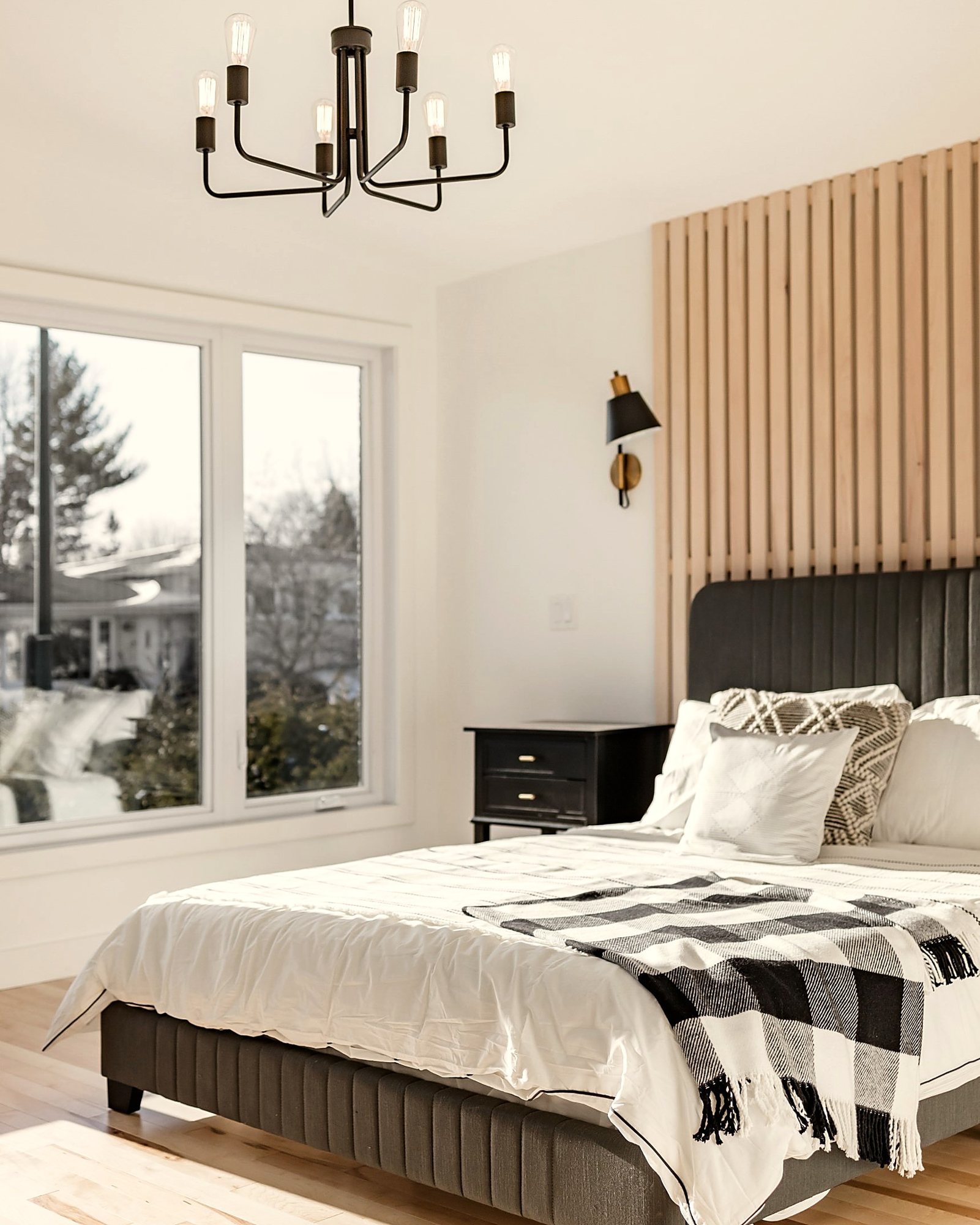 Chambre avec mur de lattes en érable