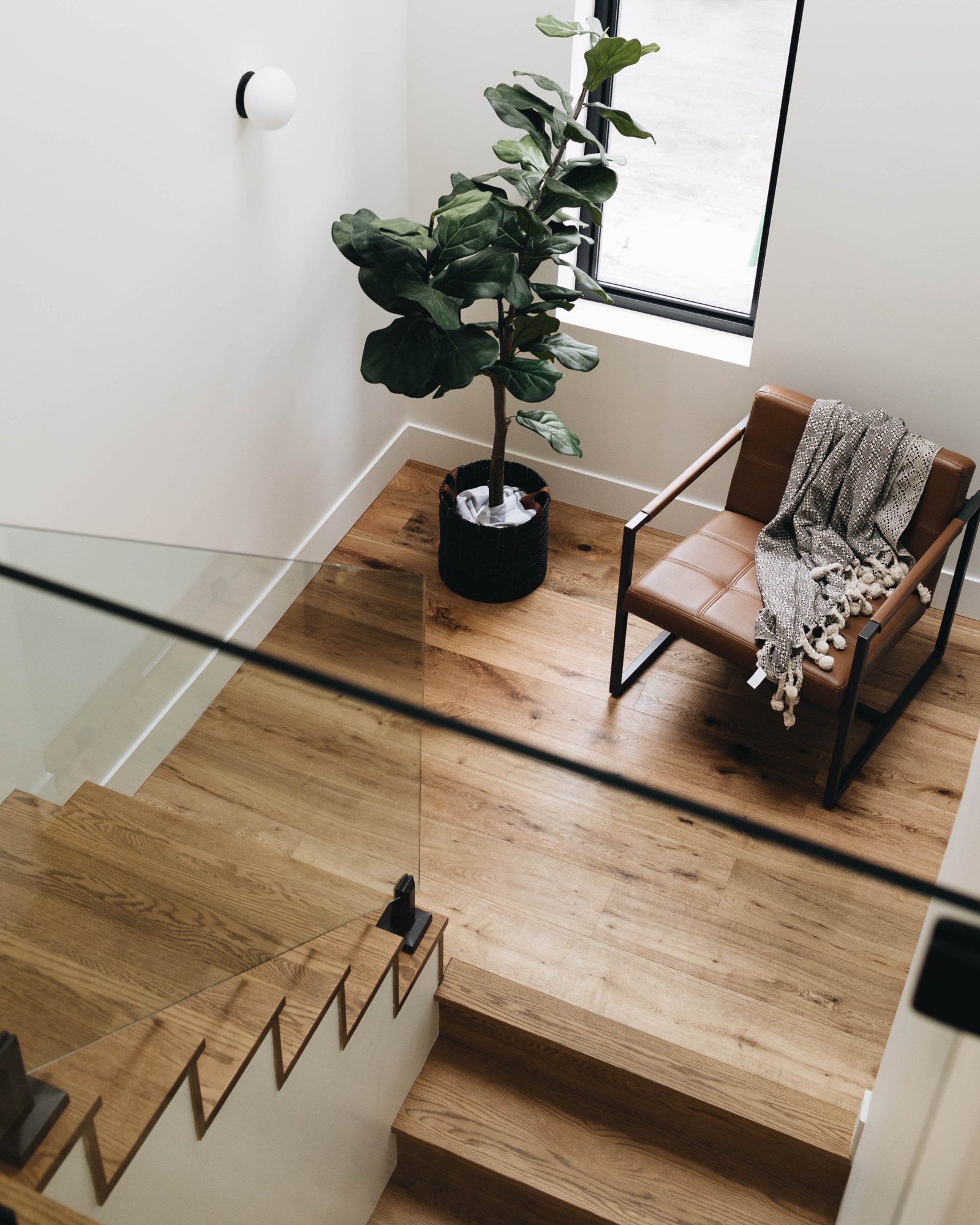 Palier lumineux avec fauteuil en cuir, projet Villeray
