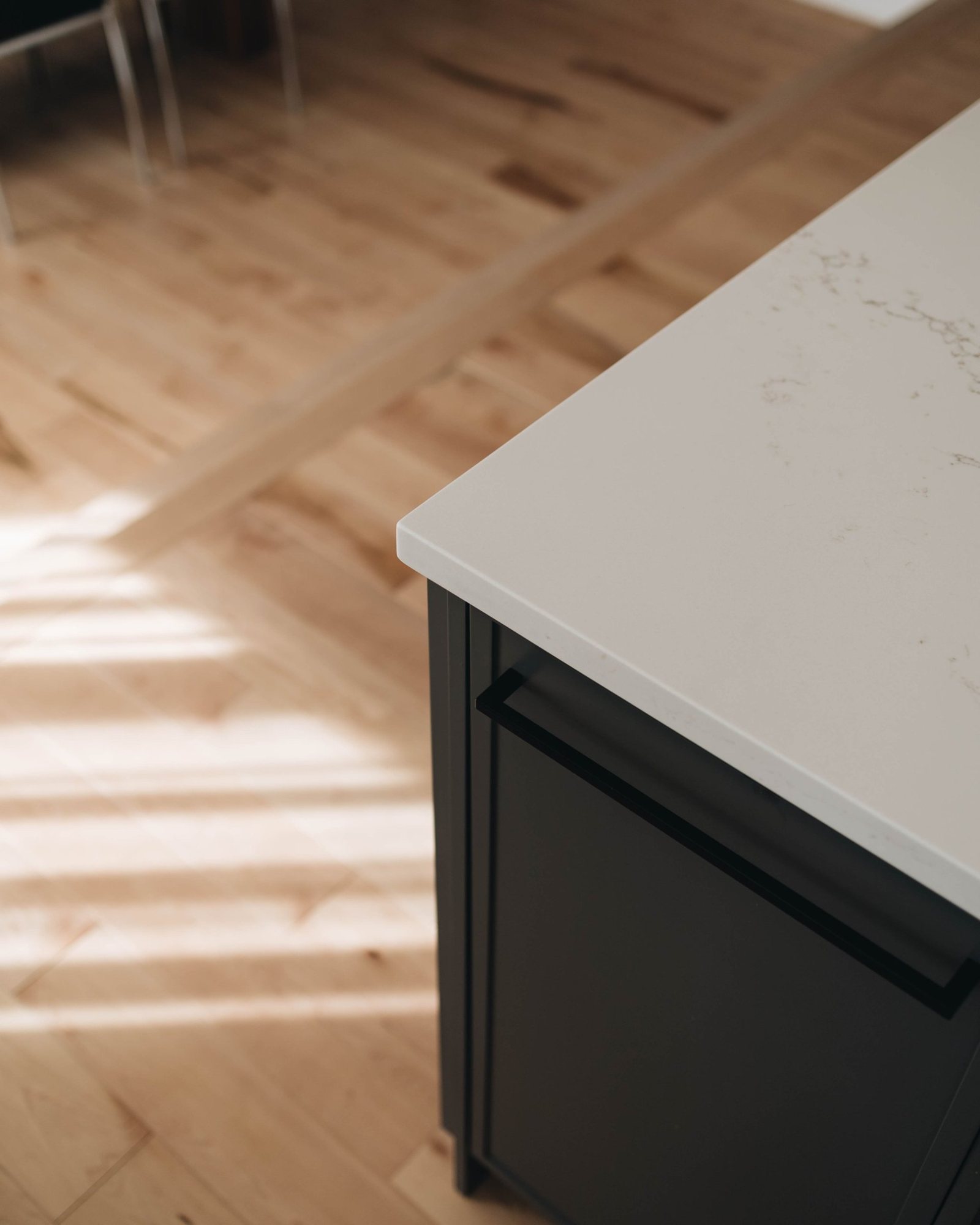 Détail du comptoir de quartz et de l'îlot charbon