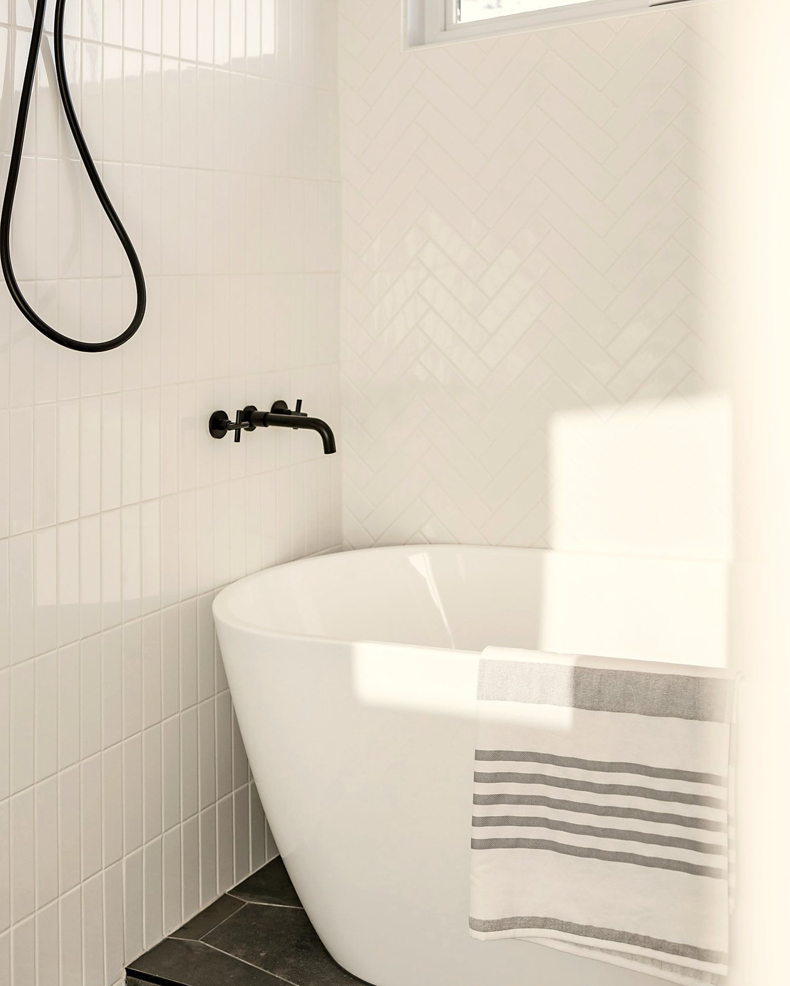 Bain autoportant et céramique à chevrons