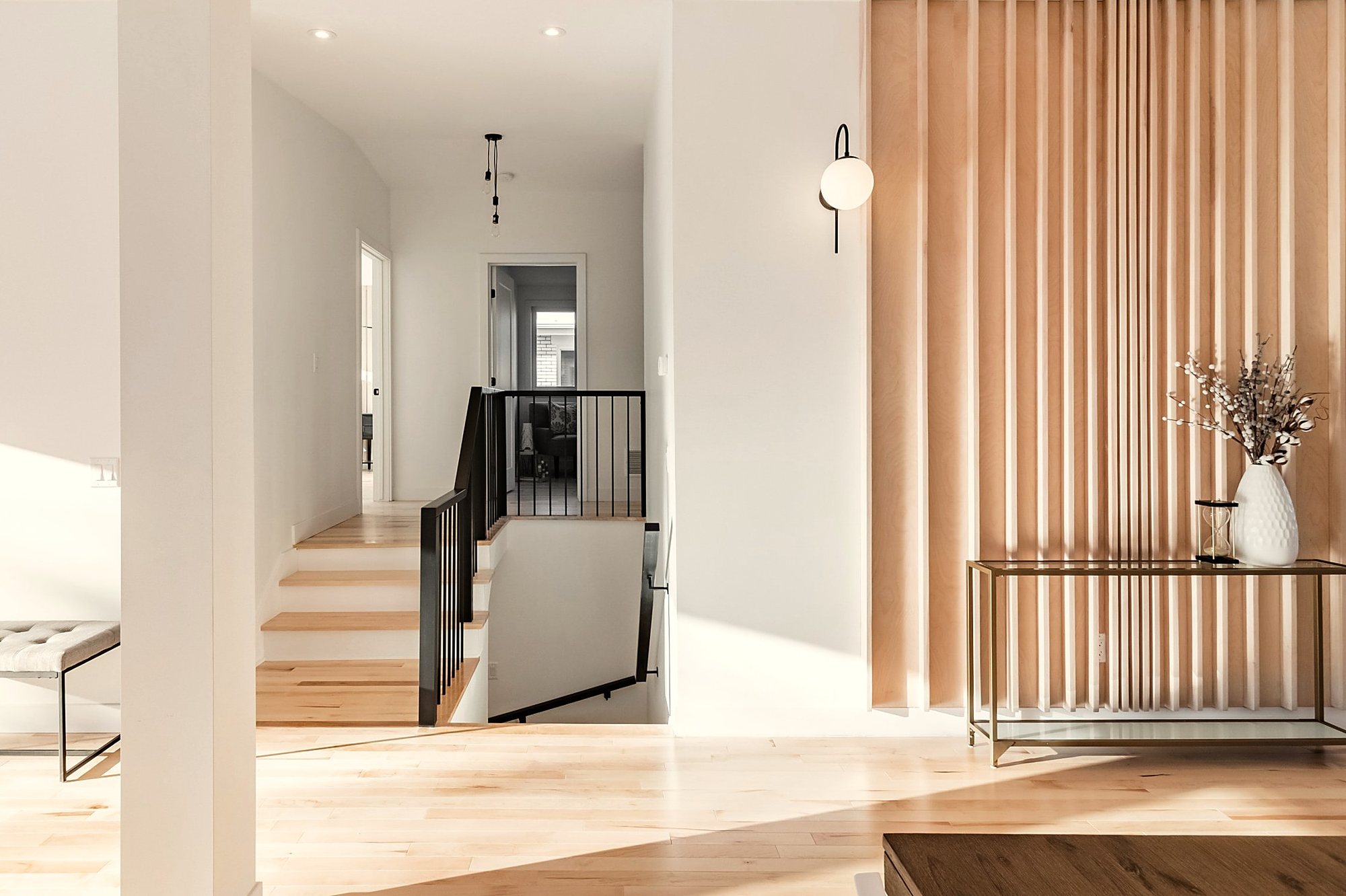 Entrée lumineuse avec mur de lattes en érable, projet Murville