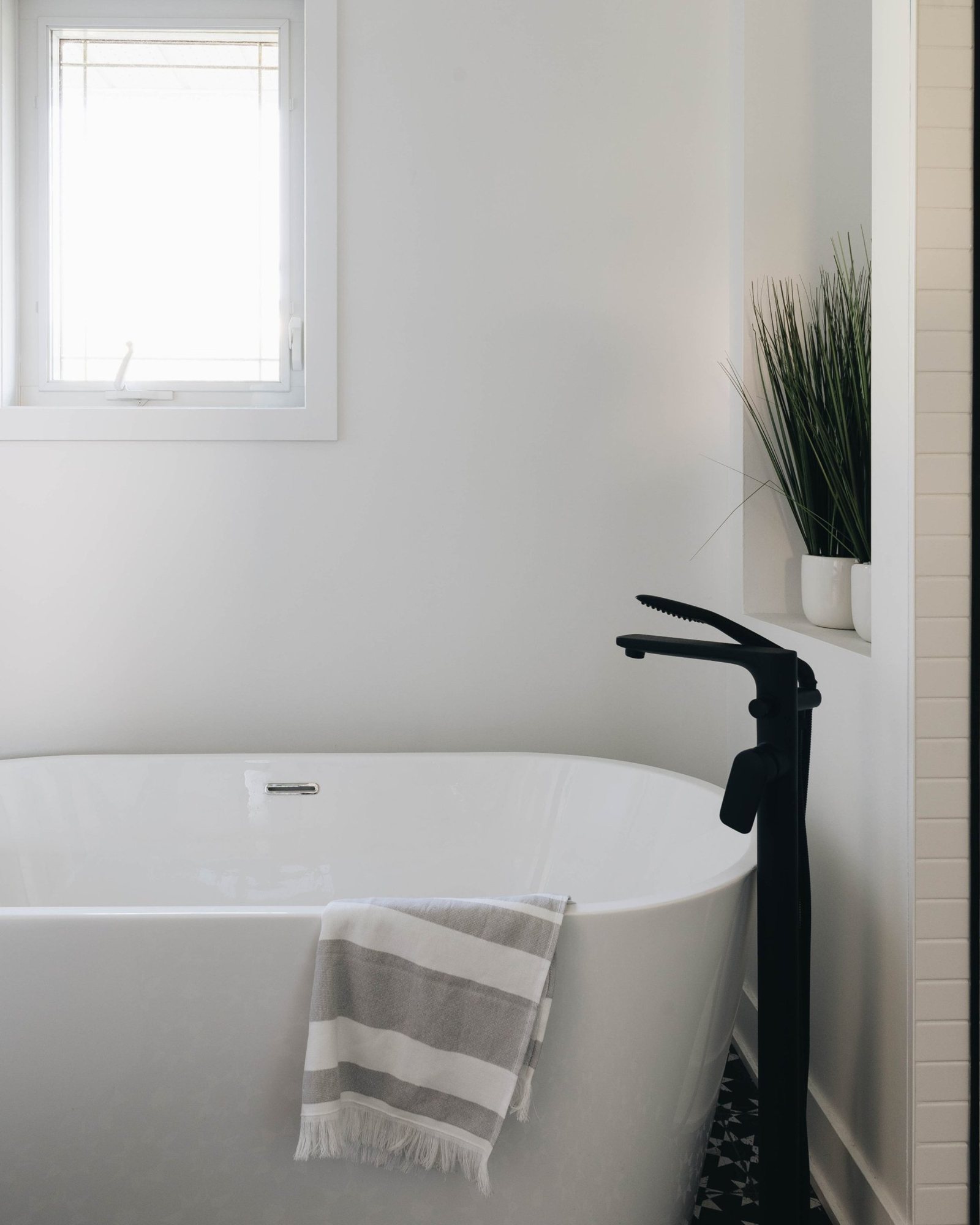 Bain autoportant et robinetterie noire