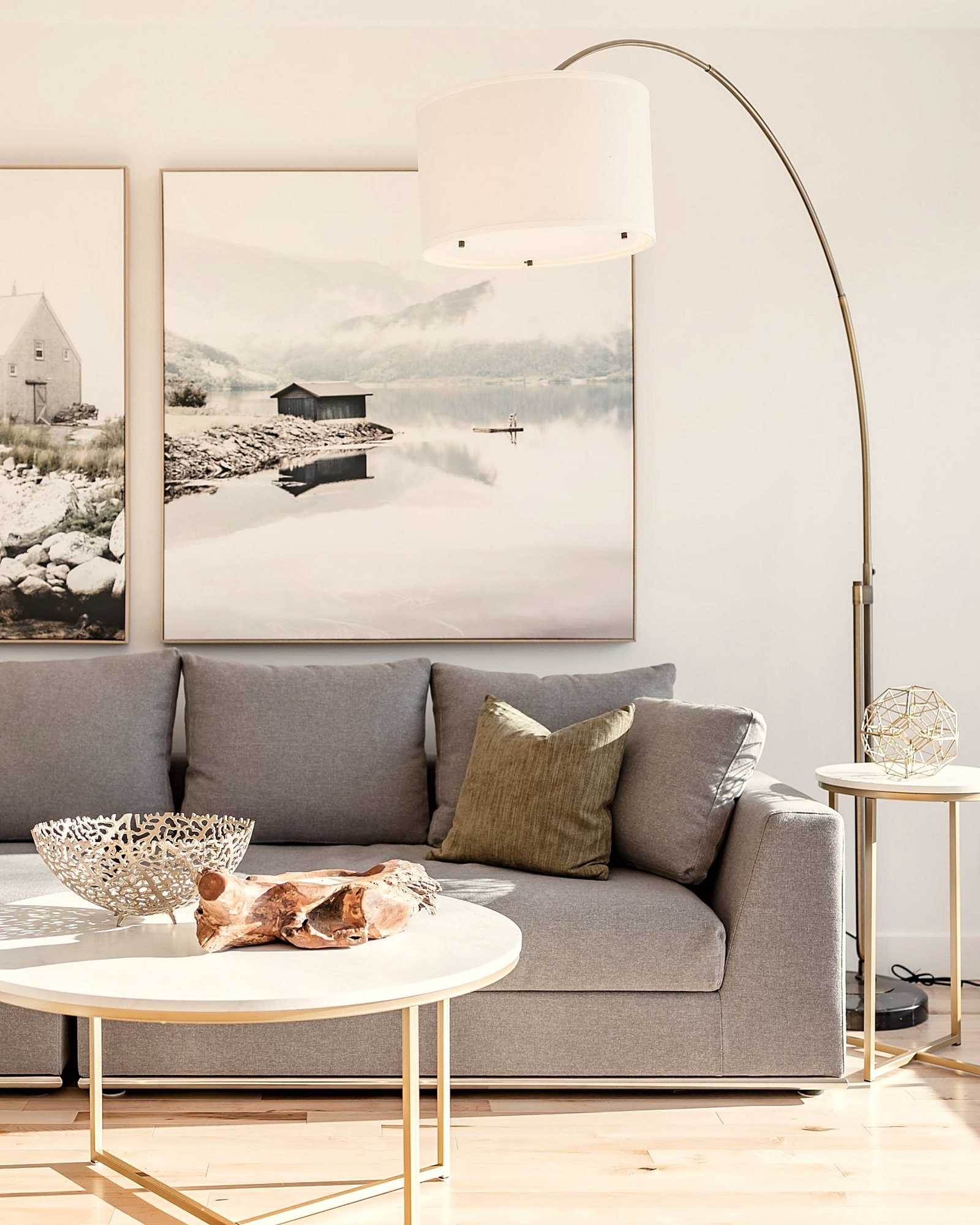 Sofa gris, table en marbre et lampe arquée